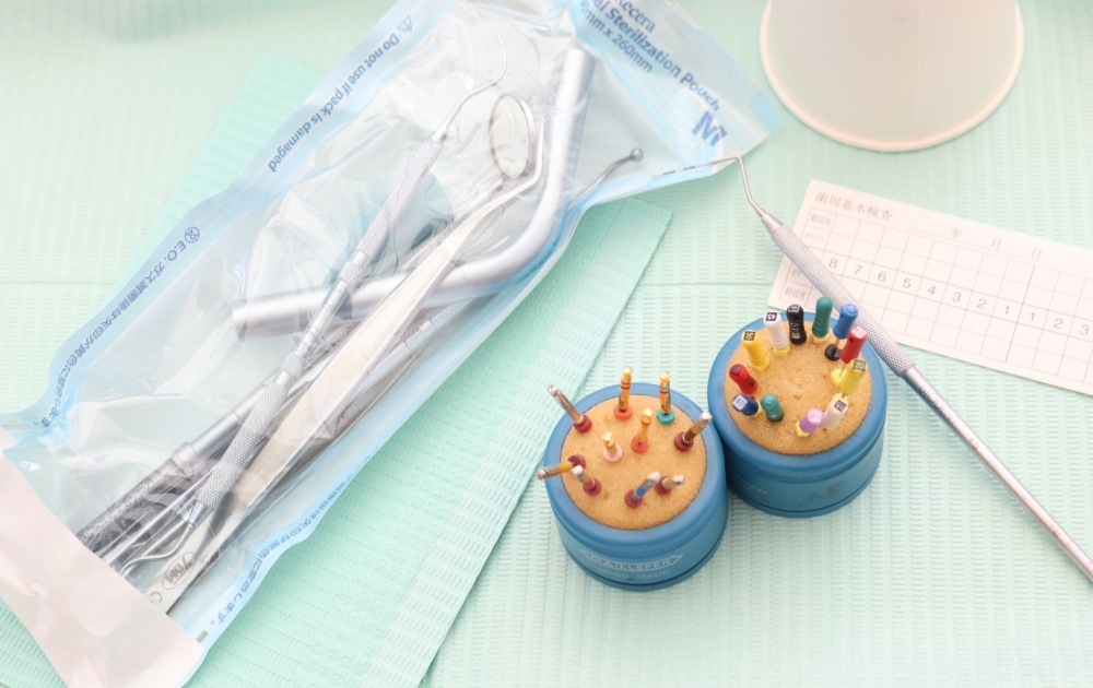 激しい痛みには根管治療で対応します